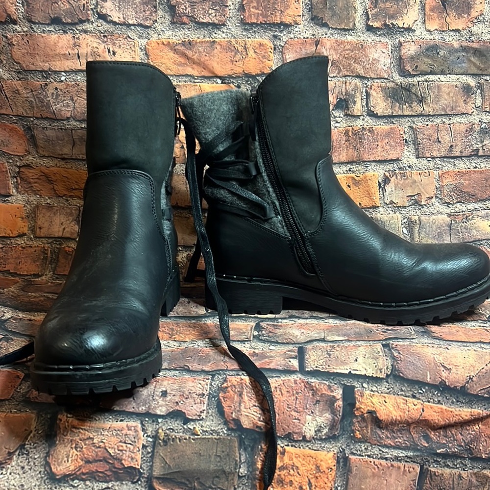 Size 8 ankle boot with wool lining. Lace back.